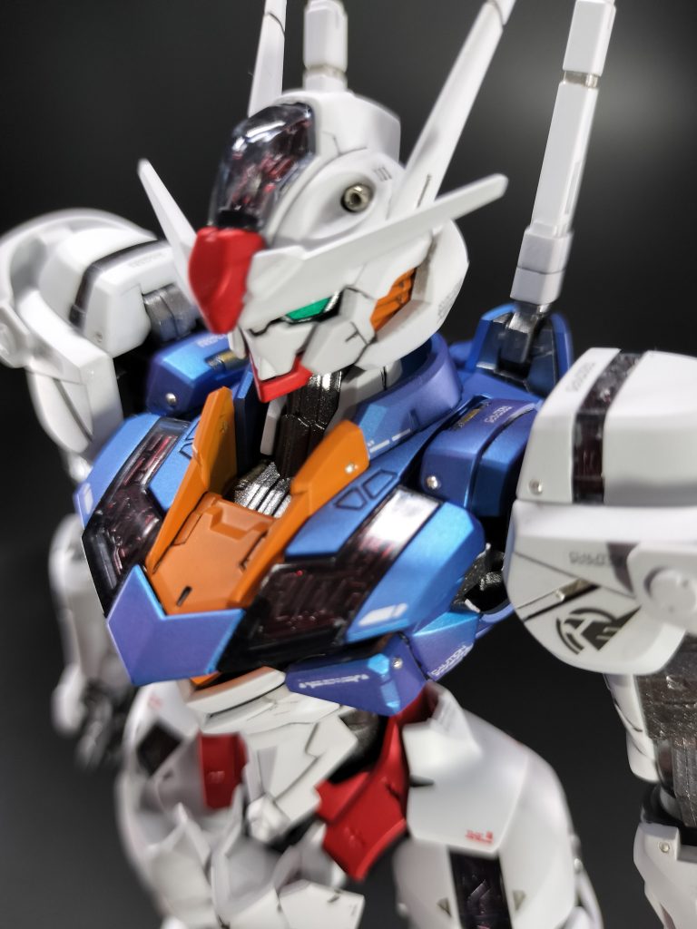 ツインアイはメタリックグリーンに蛍光クリアブルーを重ね最後にUVレジンで立体的にしています。メタルパーツは全身にはいっています。