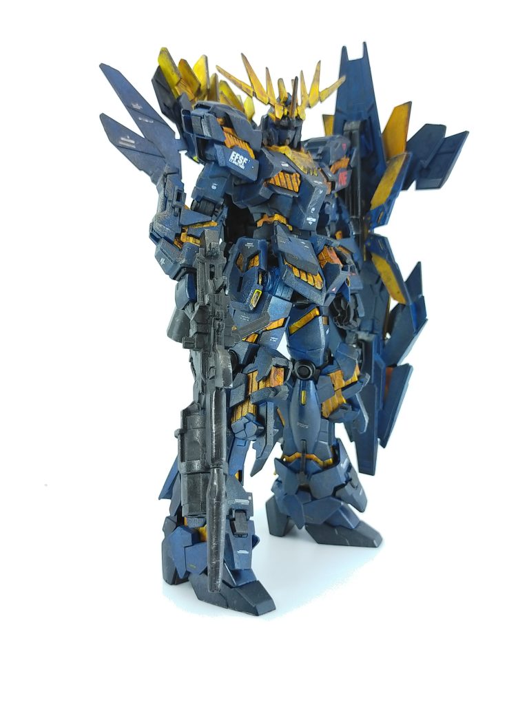 本体部分は黒サフ→メタリックブルー。黒はメタリックブラック。特に調色はせず、缶スプレーのパールクリアを乾燥後に塗布。