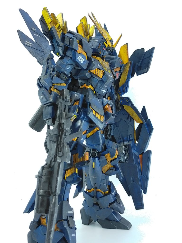 その後、水転写デカール→ラッカー塗料のトップコートで保護した後で、エナメル塗料でウォッシングと墨入れ。エッジ部分にスポンジピッチング。仕上げに無光沢トップコート。ウォッシングをした事で大分色味が暗くなった様です。