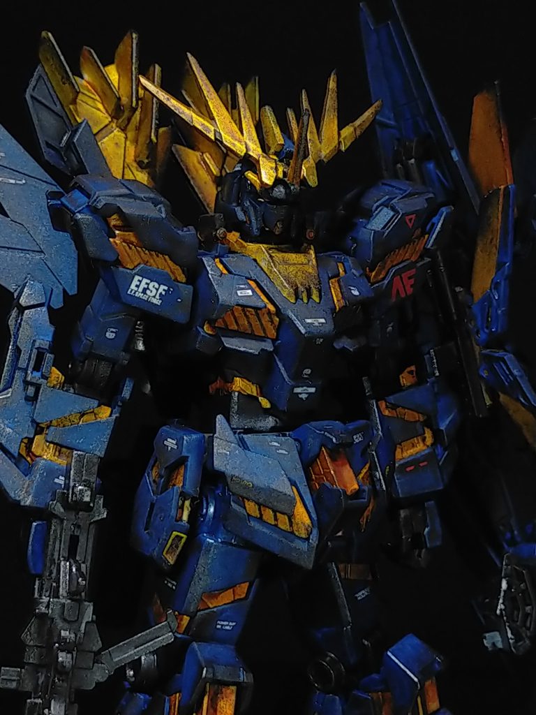 サイコフレームは黒サフ→シルバー→クリアオレンジ。頭部の角は黒サフ→ゴールド→クリアイエロー。全て水性塗料。