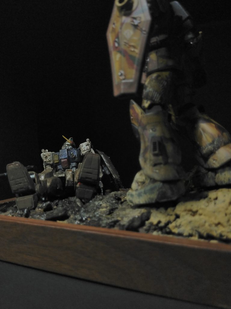 陸ガンを追い詰めるグフ。