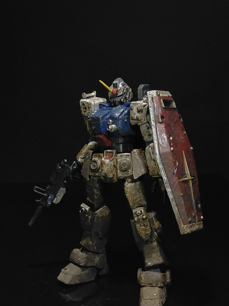 陸戦型ガンダム。いろいろなところがパーツが割れていたり、なくなっていたので、余剰パーツを張る付けたり、小型シールドもなくなっていたので、ジャンク品から連邦のシールドを持ってきてます。