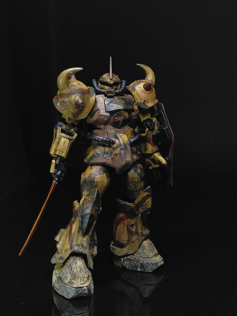 制作過程の写真がなかつたのですが。グフは、足・首の延長。腕は短縮。顔の日差し部分をパテで大きくしています。モノアイはレジンとお湯丸君で作成。日差し部分が大きくなったので写真には写っていないのが残念