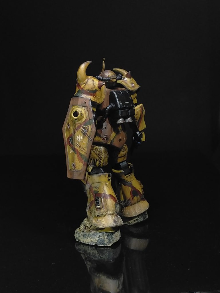 塗装レシピは、黒サフ→タミヤアクリルのカーキーで下地。パイプ等はフラットブラック。ブラウンやフラットグリーンで迷彩塗装を筆塗。デカールを張り、ラッカー塗料でのトップコートの後に、エナメル塗料でのウオッシング。焼き鉄色などでピッチング。