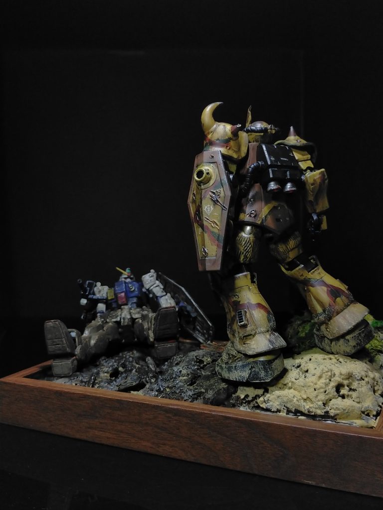 グフは接近戦に特化した機体なので有視界下での戦闘であれば迷彩塗装は有効なのかと思いつつ、デザート迷彩塗装。