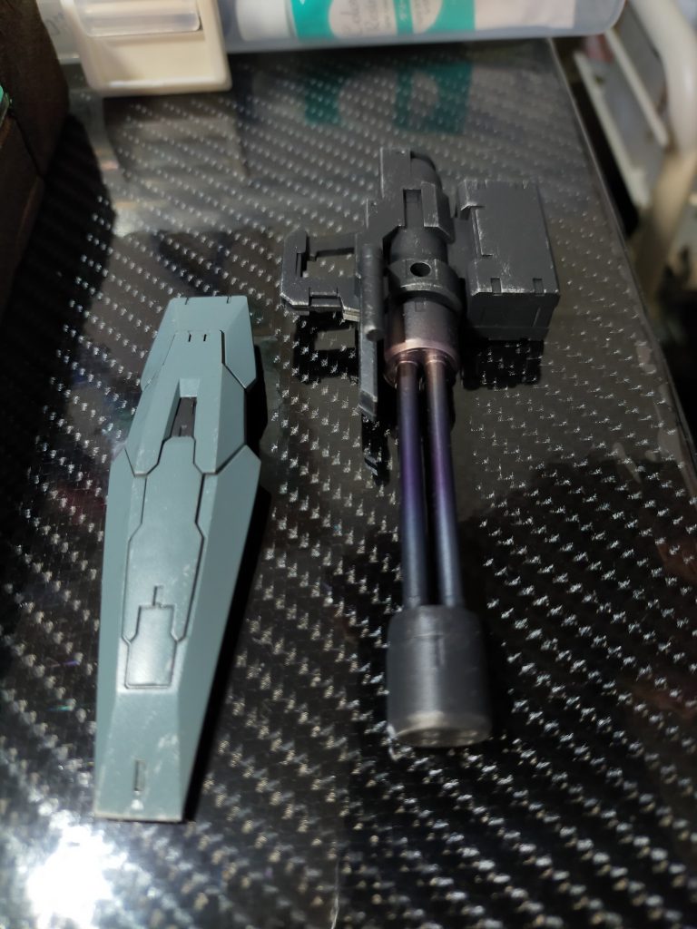 銃身の焼け表現にトライ。3色で重ねています。