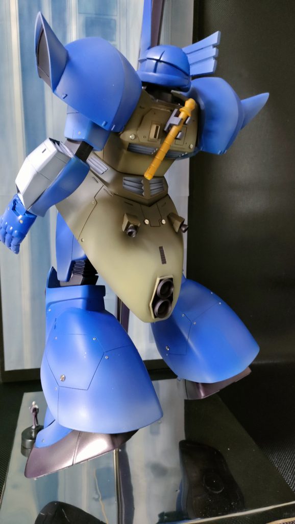 背面もスタイル変更抜かりなし!肩のトンガリダクトもヒジのブースター形状も、何と足の裏のバーニアまで、MGと遜色ないレベルにプラ板でアップデート!