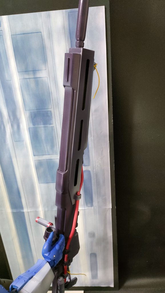 余り見ることのないライフルの裏面。ロボット魂ではサイドスコープが解釈間違いで省略されていたのでしっかりと再現。パイプの曲線が自慢。プラパイプにプラ棒の芯を入れてから曲げてクセづけすると自在に形を作れます