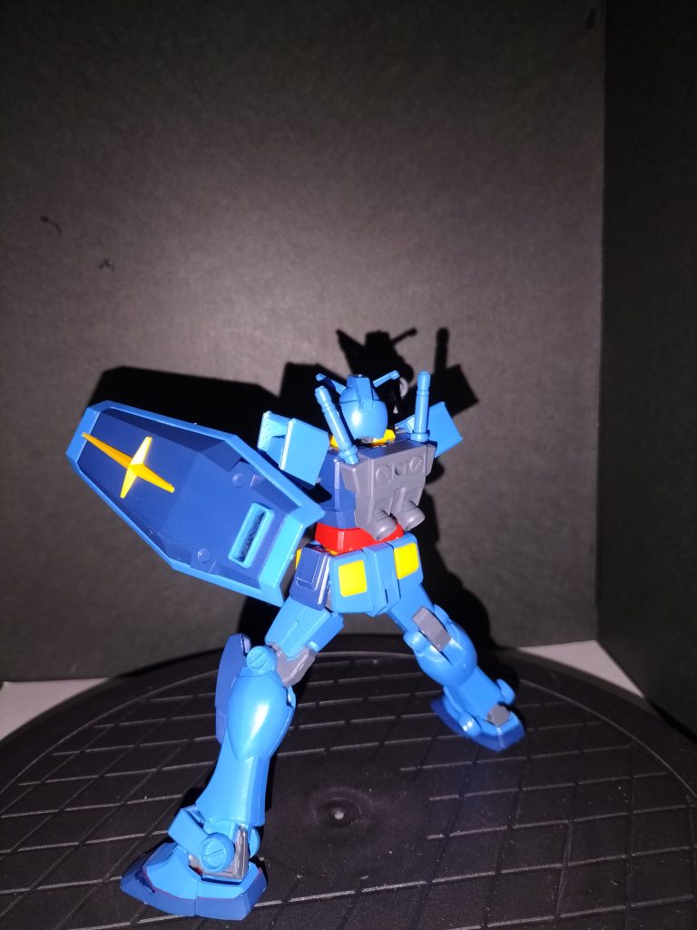 後ろから。使用したマーカーガンダムライトブルーティターンズブルーメタリックピンクヘビーガンメタリック　　です。