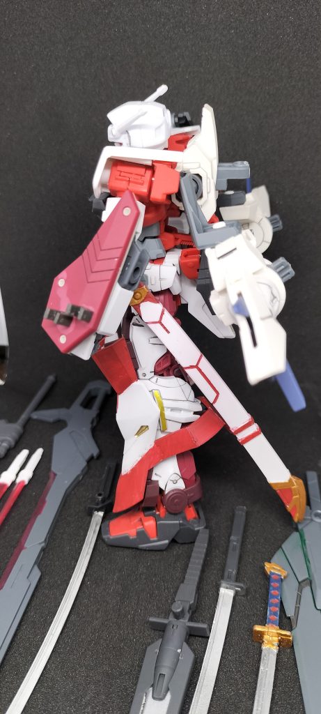 機体左面。防御のためPS装甲のあるストライク腕に換装し、小型シールドを装備。ガーベラストレートの鞘は塗装です。背面にはダブルオースカイのバックパックを装着。