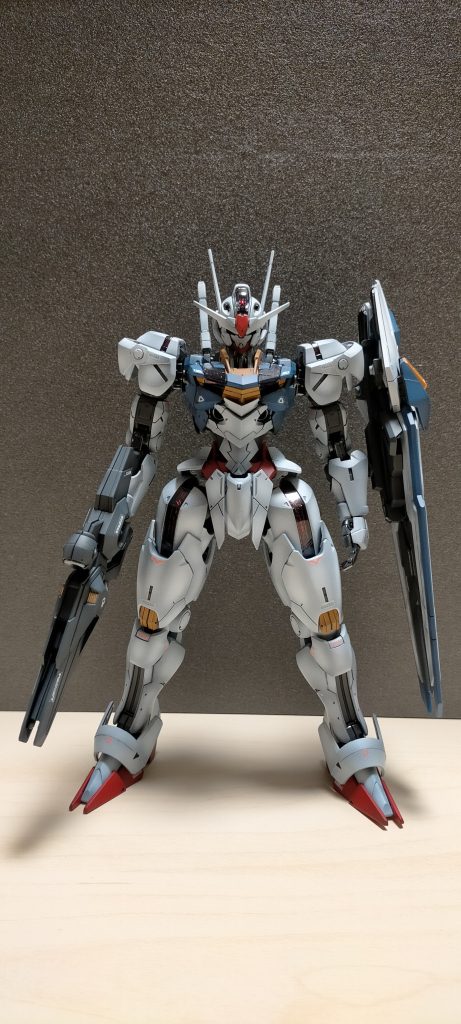 エアリアルはこれまでのガンダムデザインよりも、太腿がガッシリしていてマッシブなのがカッコいい。