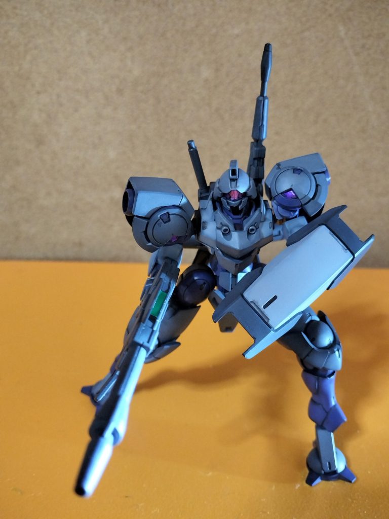 水星の魔女では一番好きなハインドリーシュトルムを作りました最初キャンディ塗装も考えたのですが、実践用MSなので、彩度を落とす感じに塗装してみました。説明書の塗料は、持っていないものが多かったのであり物の塗料で寄せる感じに調色してみましたが、割と寄せられたかなと満足しています。 
