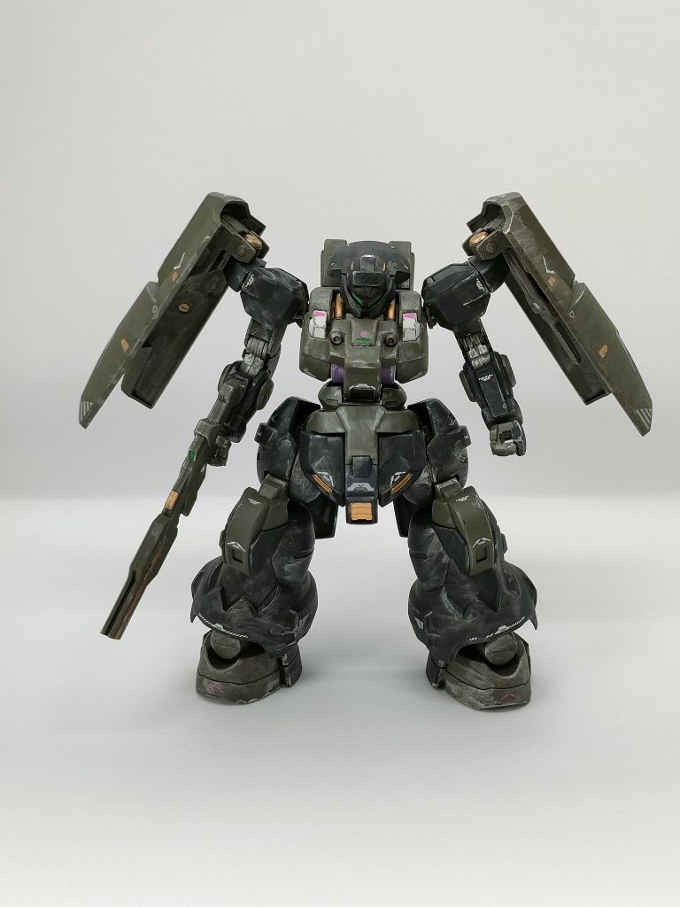 シールで補う部分とダクトやパイプ？等だけ塗っています。デカールはディランザ用のものを使っています。