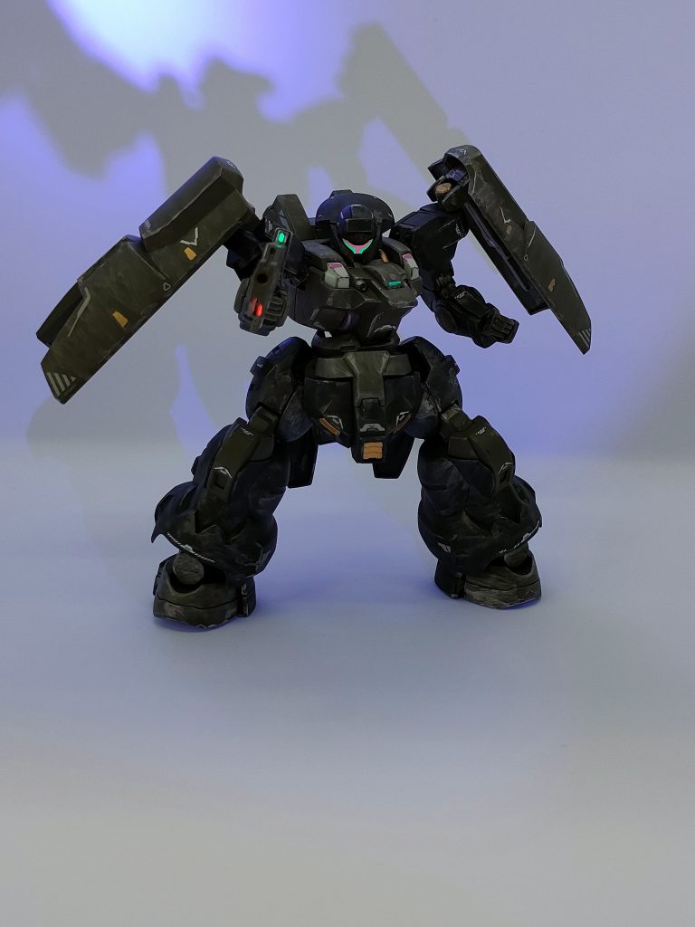 センサー類は蛍光塗料を使っているのでブラックライトで光ります。ライフルの下側はレーザーサイト？っぽくなるように蛍光レッドを入れています。