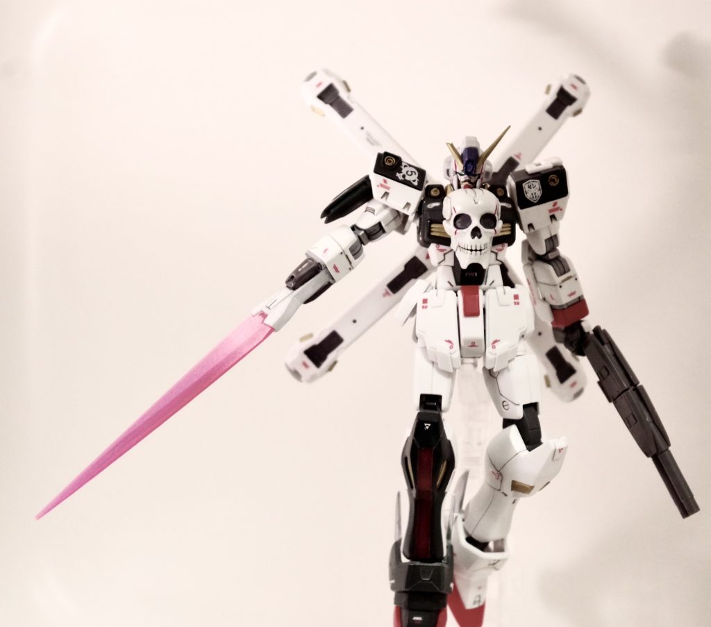 バランスとフルクロスによる推力を優先した為X字のスラスターは選択式で装備することもできる。というか途中からバックパックにフルクロス要素を取り入れる事を考えついたので取り外してしまいました...