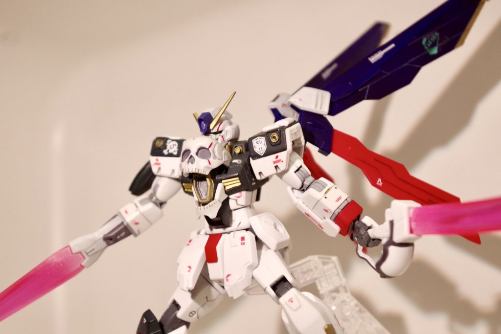 胸部にはスカルサテライトキャノンを装備している。リフレクターミラーは脚部のみにしか装備されていない為、本家のような威力はないものの低威力で拡散しての牽制や中遠距離からの先制攻撃などに役立つ。