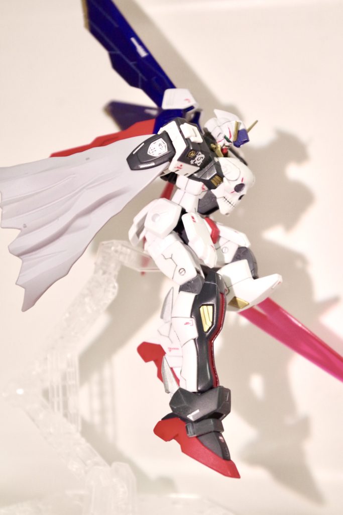 背面には小型化したフルクロスユニットをウイングとして左側へ集中させるという左右非対称の改造を行っており、これによって重心を偏らせトリッキーな機動を可能としている。