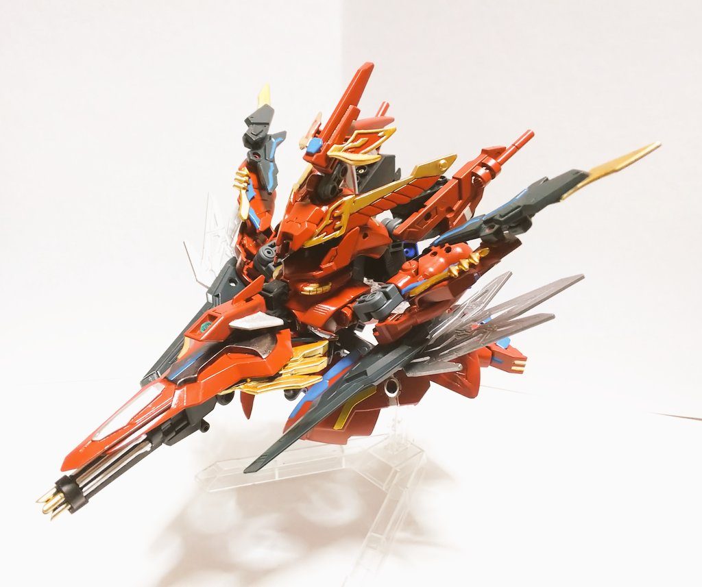 飛行形態 ヴァリアントフォートレス一見単純な変形に見えますが、胴体が天地逆になり、モノアイ部分は機体下に行くためメット内は空になってます