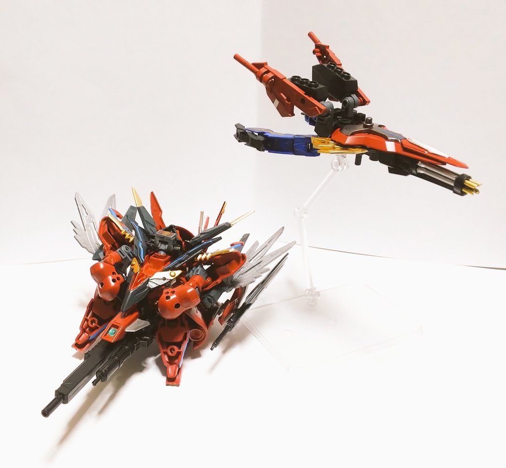 バックパックとシールドを合わせると小型の支援メカにサザビーもバックパック・シールド無しで変形が出来ます。本来の変形はこちらで、フォートレスやキャリバー形態はあくまでもこの「支援メカ」が合体したイレギュラーな姿だとか・・・