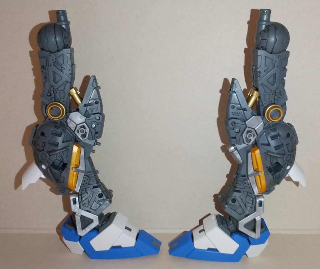 膝、肘間接のリング部、アブソーバーはゴールド塗装、フレームまで墨入れ