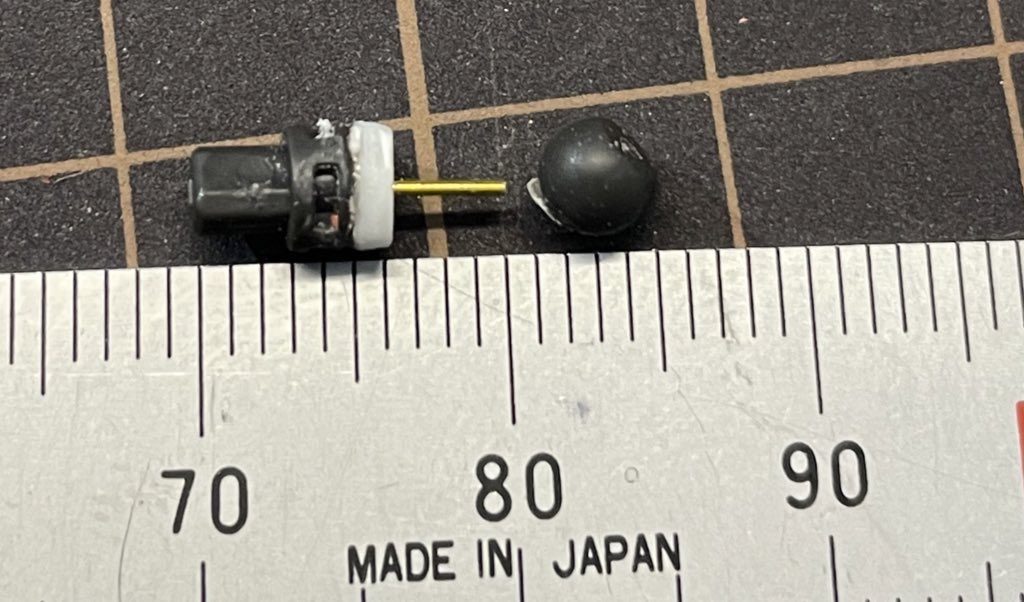 首は短く、顎が引けなかったため、1mmプラ板で延長工作