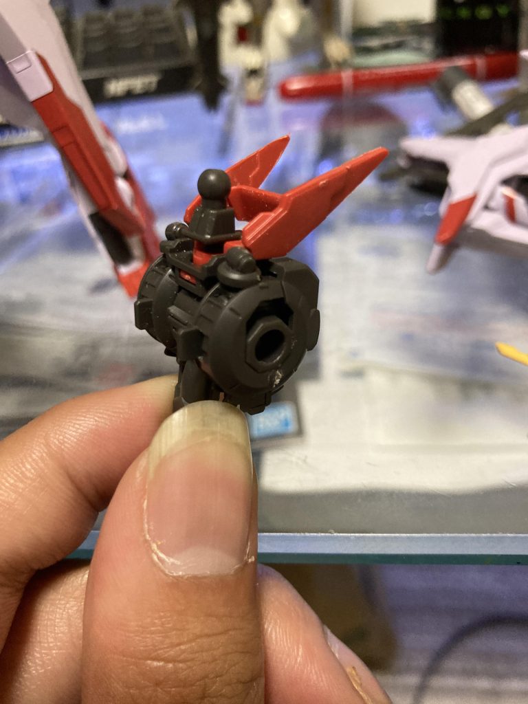 襟パーツの先端が丸まっていたのでヤスってシャープ化しました。