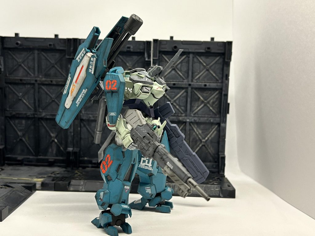 ルブリスウルの主武装は背面側に集中しており状況に応じた切り替えが可能