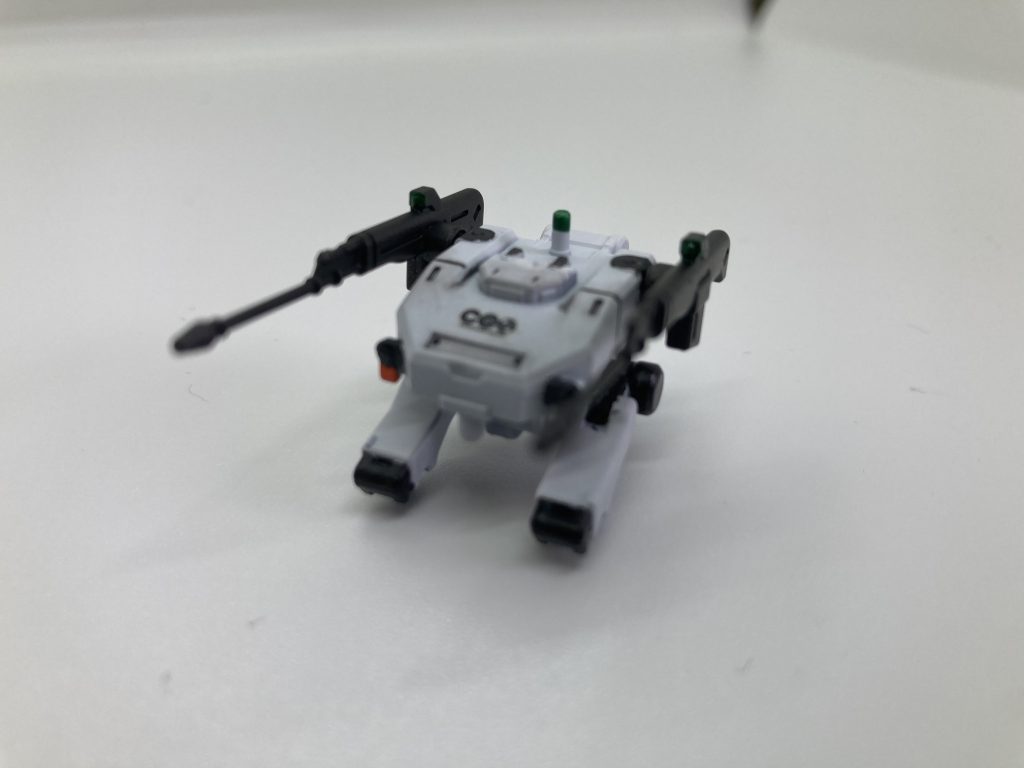 汚す前の段階。真っ白新車の状態です。塗料はつや消しホワイト、オレンジ、黒鉄色グリーンを使っています。