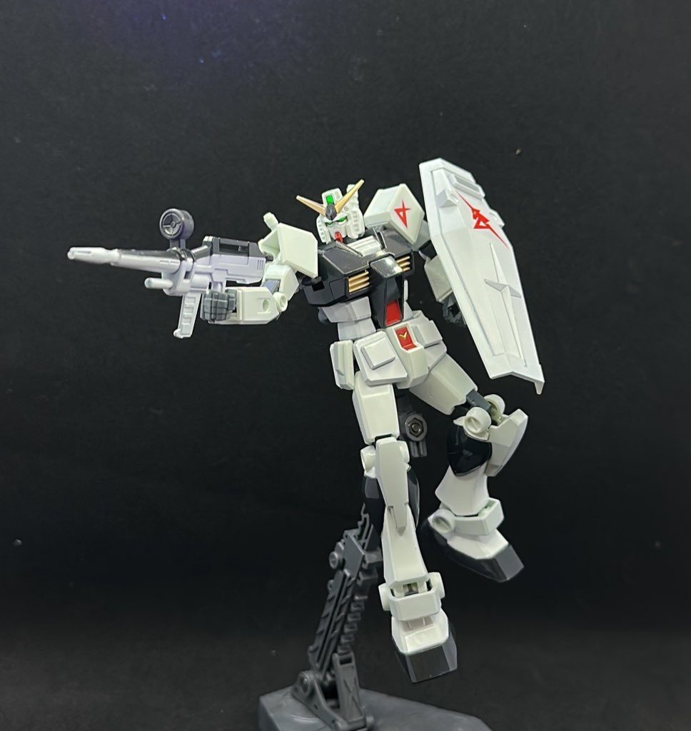 ツインアイとメインカメラに蛍光塗料を使ってUVライトで光らせています。