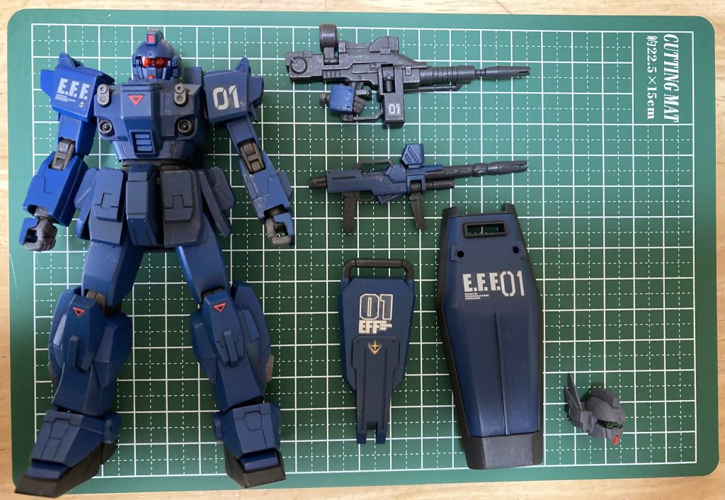 漫画版の頭部はサフのみした状態で余剰パーツとして残しています武器はオリジンガンダムの前期型ライフルも準備しましたが前述の通りEZ-8用ビームライフルが結構似合うので使用せず。シールドはフルアーマーガンダムの余剰パーツから十字部分を埋めて持てるようにしました。