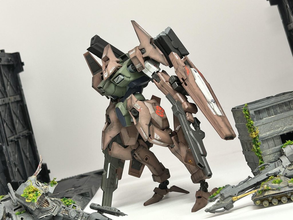 本来背部にマウントされているフェーズドアレイキャノンは両腕部に装備されており、シールドキャノンとして機能。