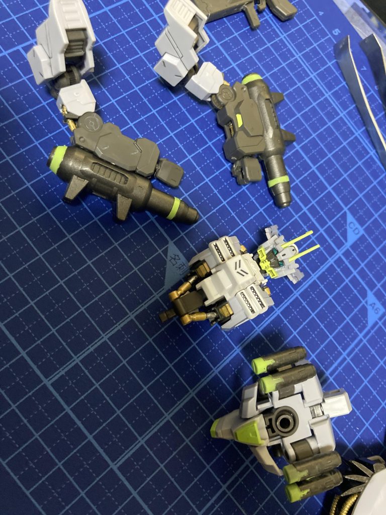 ガンダムフレームにもあまり見えませんがしっかりと筆塗りで塗装。黒鉄に黄緑の組み合わせが好きなので、本来紫の所も黄緑に変更、黄緑はグリーンに黄色を混ぜて合わせてあります。(すいません、この時トンファー逆向きにつけてました…お恥ずかしい限りです)