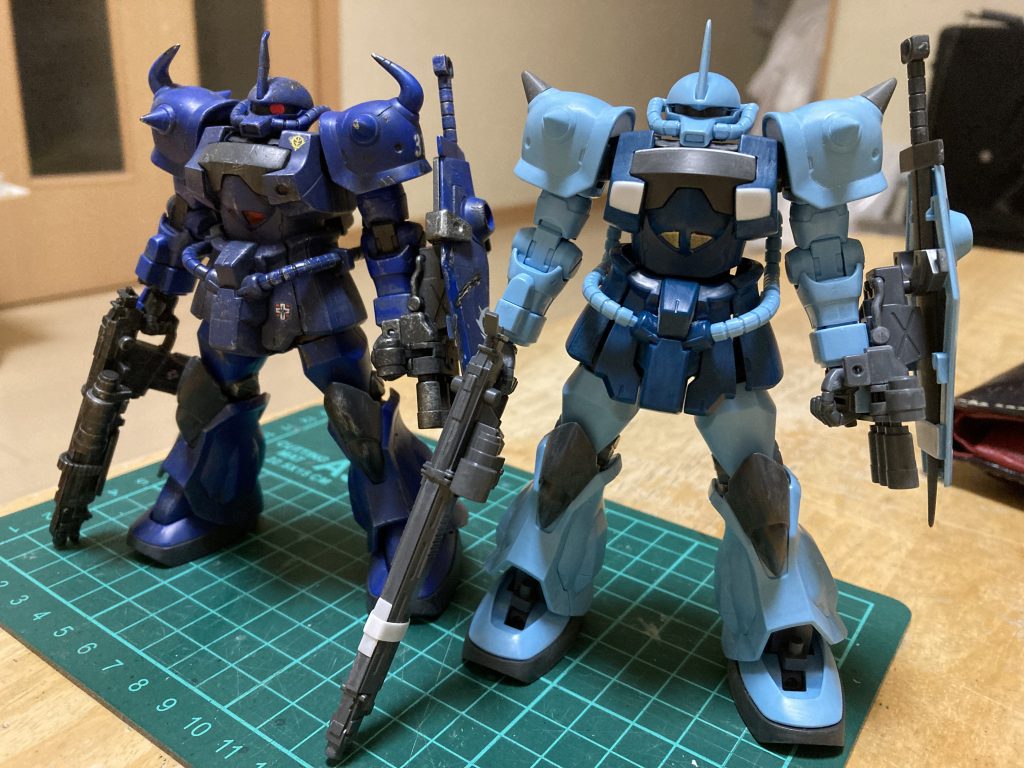 右のグフカスタムは初めての投稿として先日アップしたグレーのグフカスタムの塗装前（目つきが更に悪くなっています）