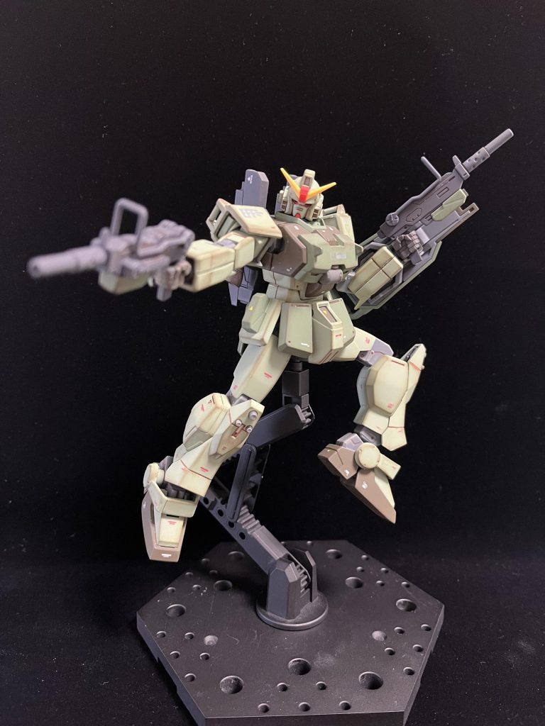 コンテナ内に予備のマシンガンを内蔵・運搬、コンテナをパージして、2丁拳銃で戦う脳内設定でポージング。