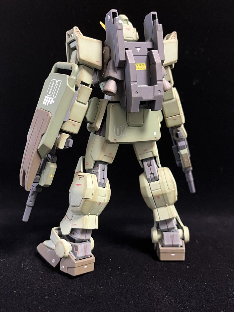 ウェザリングはウェザリングマスターのマッドを全体に使用、関節部分にライトサンドを上乗せして、やや乾いた汚れの感じを出してみました。墨入れはコピックライナーの茶色を使ってます。