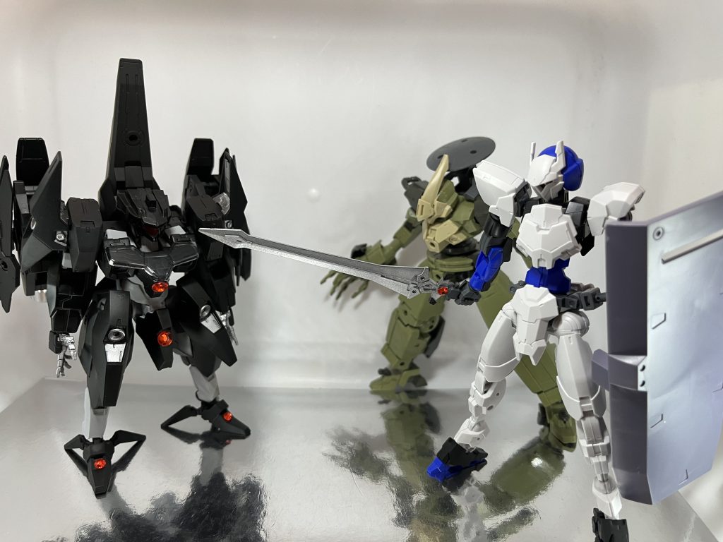 『逃げずに出てきたのは褒めてやろう。だが、そんなウスノロな古い鎧を持ち出して、僕らの鎧に勝てると思ったのか？ルクシオン『アロガンツ起動します。