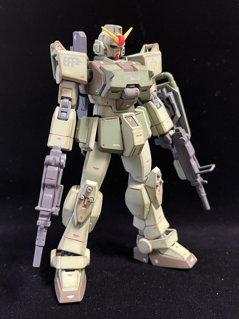 胴体とバックパックをガンダムEZ8のものに差し替えて、装甲を一部強化してる雰囲気を出しました。それ以外は陸戦型ガンダムのパーツを普通に使用してます。