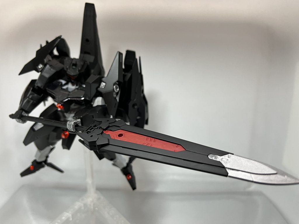 黒騎士の大剣　公国戦で交戦した黒騎士バンデルから奪った大剣。高い強度を誇るアロガンツに大きな損傷を与えた武装。リオン『あんたの首なんかいらないね。あ、この大剣は貰ってくから。没収するわ。