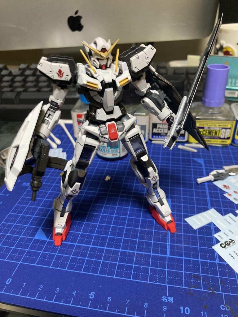 最初はホワイトで進めようと思いましたがしっくり来ず、黒鉄色で進めることに。