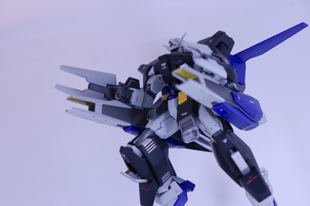 膝アーマー内部のミサイルも筆でそれっぽく塗り分けましたがあんまり目立ちませんね涙