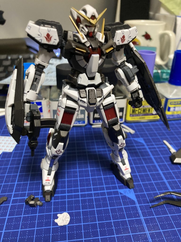 グリーンのクリアパーツは赤に塗装。この頃はまだRGストライクの肩パーツを取り付けていました。