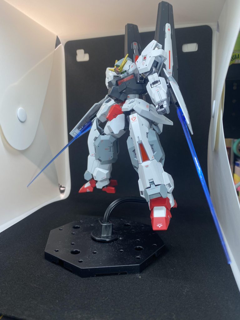 両手に武装を持たせて手が塞がっているので、ビームサーベルはシールドからの発振としました。