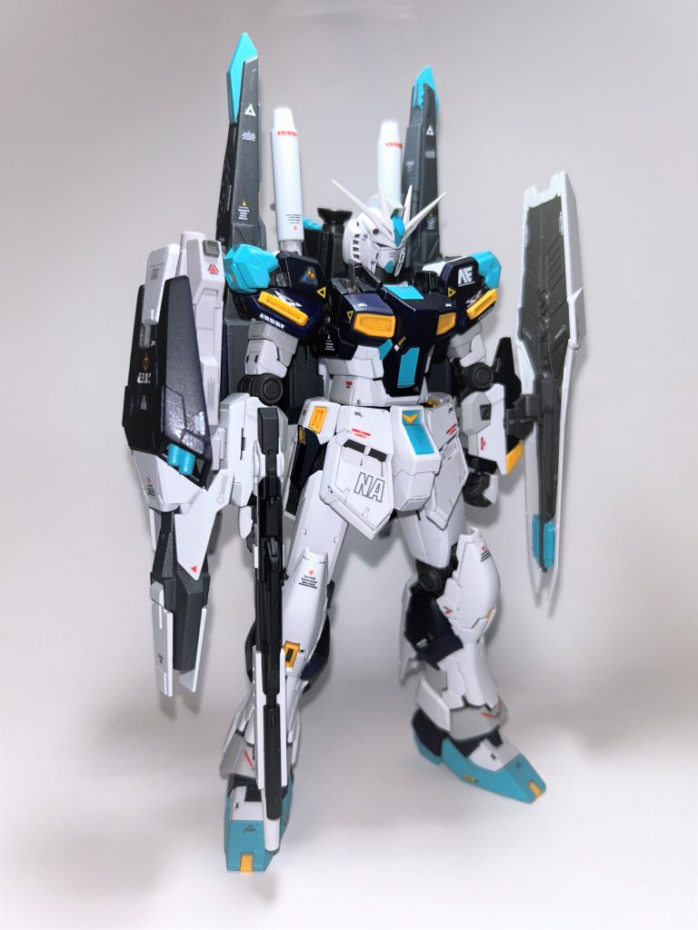 逆方向から。ビームスプレーガンの代わりに,ビームランチャー&ミサイル付きのシールドを装備。バックパックにはハイパービームサーベルという設定です。試作機なので過剰火力OKということで…。(これじゃ量産はできないですね…。)