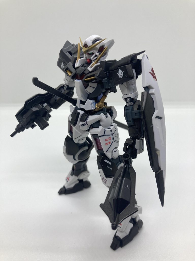 肩パーツはRGアストレイのジャンクから流用しました。メイスはSDルプスのを拝借しました。