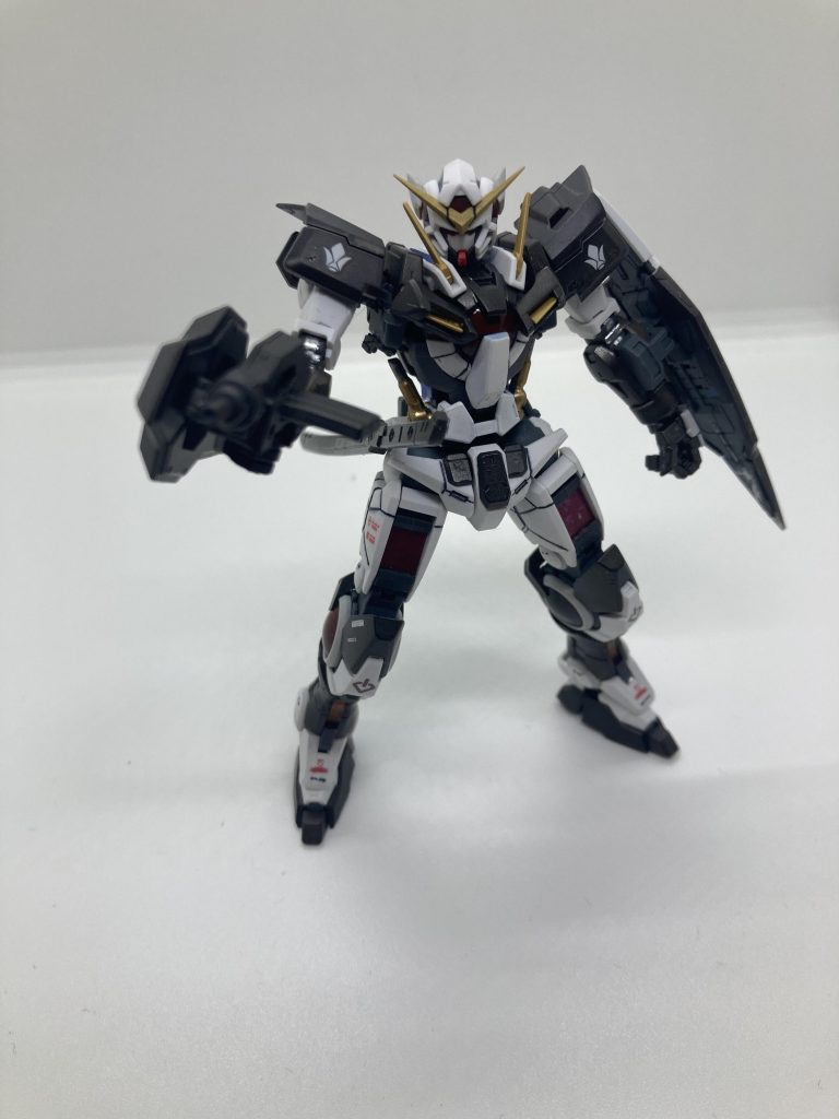 鉄血仕様ということでビーム系は全て撤去、ライフルも銃口、マガジンを取り付け実弾発射仕様に。