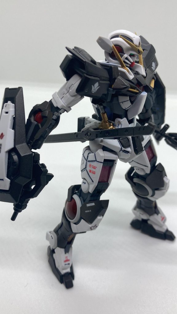 クリアパーツは全て赤に。緑のままだと00感が全く抜けないので…💦少しでも鉄血に近づけようとジャンクのガンダムフレームからシリンダーを移植しました。実はヘッドパーツも頬の部分を爪に見立ててカットしています