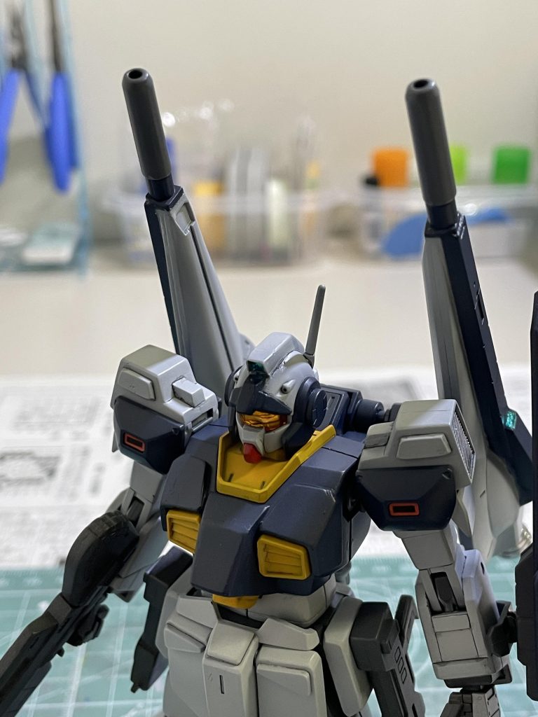 ベースキットはhgucネモ(エゥーゴ仕様)。主な改造としては絶妙にやられメカ感がすごい顔立ちをプラ板とジャンクパーツでジムカス風の若干イケメンフェイスに。胸部もプラ板&パテ盛りで形状変更と装甲を追加し、腹部は一ミリ延長してバランス挑戦を実施しました。その他各部に若干の形状変更を実施しております。武装はhgリバイブ百式のビームライフルを小改造して拝借、元キットのライフルは短銃身化してビームガンっぽくして二丁持ちに。