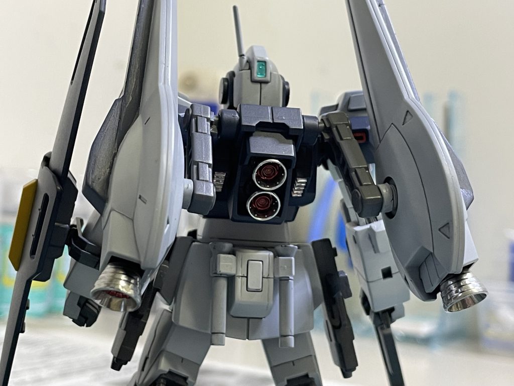 背部にはhgリックディアスのバインダーを接続し高機動っぽく見えるよう改造。バーニア周りはガンダムマーカーEXメッキシルバーで塗装。ギンギラに光ってかっこいいです。サーベルマウントも百式やジムスナⅡを参考に形状変更しました。バインダー部にはジャンクパーツでビームキャノンを追加、上手く纏まってるんじゃないかと思います。