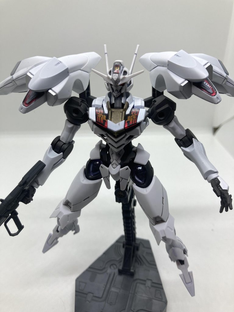 ファラクトのバックパックを移植、1度サーフェイサーエボブラックで下地、後に白く塗装しました。