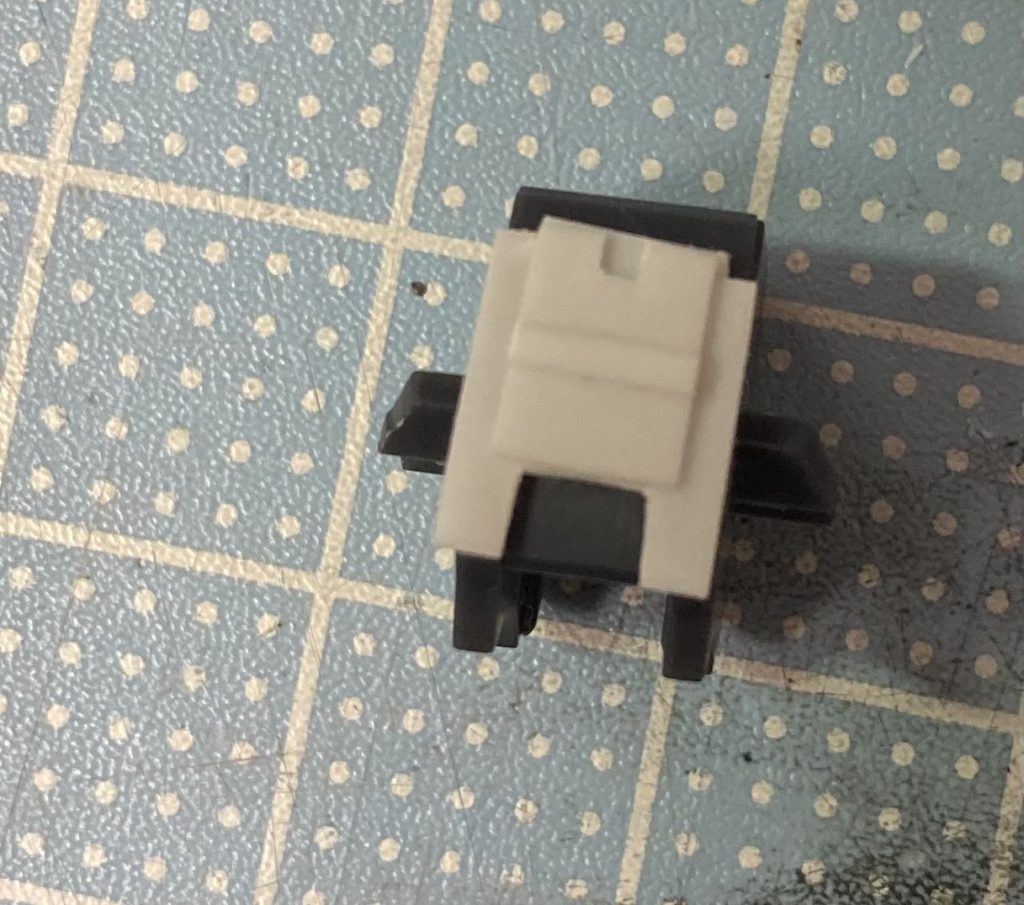 上腕のディテールについては真ん中にゲート跡とパーティングラインが来ていたのでプラ板で作り直しました。